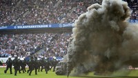 Petasan suar yang dilempar oleh fans mendarat di lapangan, mengganggu pertandingan. Tak semua bertindak ricuh karena ada juga fans Hamburg yang terlihat amat kesal dengan aksi pelemparan tersebut. (Foto: Fabian Bimmer/Reuters)
