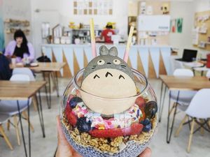 Asyik Banget! Bisa Ngemil Macaron Totoro Sambil Menggambar di Kafe Seni Ini Asyik Banget! Bisa Ngemil Macaron Totoro Sambil Menggambar di Kafe Seni Ini
