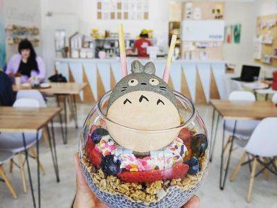 Asyik Banget! Bisa Ngemil Macaron Totoro Sambil Menggambar di Kafe Seni Ini