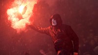 Beberapa fans Hamburg mulai bertindak ricuh dengan melemparkan petasan suar/flare ke dalam lapangan. (Foto: Fabian Bimmer/Reuters)