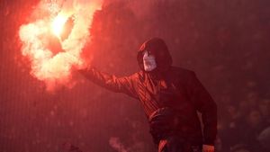 Foto: Ricuh Saat Hamburg Akhiri Masa 55 Musim di Bundesliga