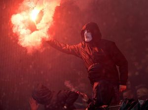 Foto: Ricuh Saat Hamburg Akhiri Masa 55 Musim di Bundesliga