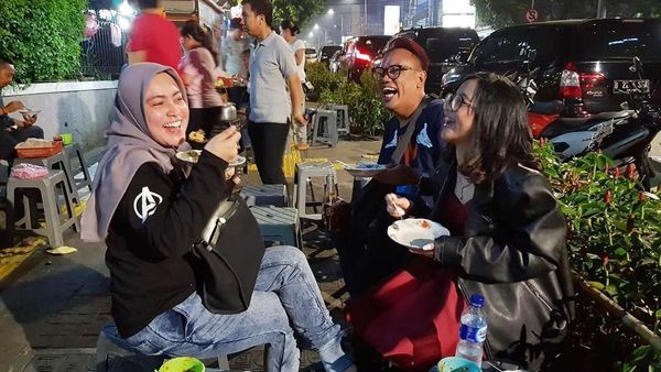 Begini Gaya Cinta Kuya Saat Makan Gultik hingga Burger In-N-Out Burger