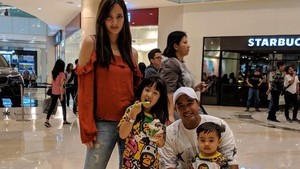 Ups! Anak Tegur Ardi Bakrie saat Kepergok Lirik Perempuan Lain