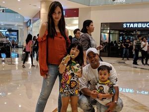 Ups! Anak Tegur Ardi Bakrie saat Kepergok Lirik Perempuan Lain