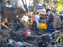 Nenek Nangis Cari Adik yang Diduga Jadi Korban Bom Surabaya