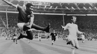 AC Milan vs Benfica: 2-1 pada 1962/1963 dan 1-0 pada 1989/1990. Foto ini memperlihatkan laga final pada 22 Mei 1963. (Foto: Central Press/Hulton Archive/Getty Images)