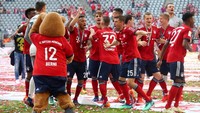 Para pemain Bayern layak berpesta setelah sempat melewati start buruk di awal musim. Foto: Michael Dalder/Reuters