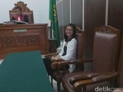 Hadir di Sidang Cerai, Liza Elly Tersenyum