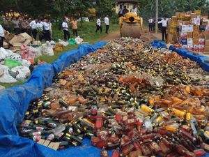 Jelang Ramadan, Ratusan Ribu Botol Miras Dimusnahkan