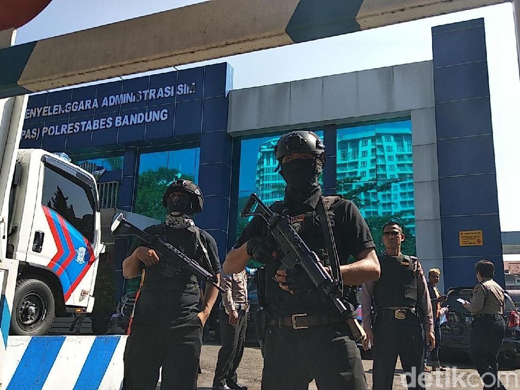 Cegah Teror, Polisi Bersenjata Jaga Ketat Mapolrestabes Bandung