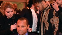 Pesepakbola asal Brasil tersebut datang ke lokasi acara penyerahan penghargaan di kota Paris dengan ditemani sang ayah. Penghargaan itu sendiri merupakan edisi ke-27 dari Asosiasi Pesepakbola Profesional Prancis (UNFP). (Foto: FRANCK FIFE/AFP)