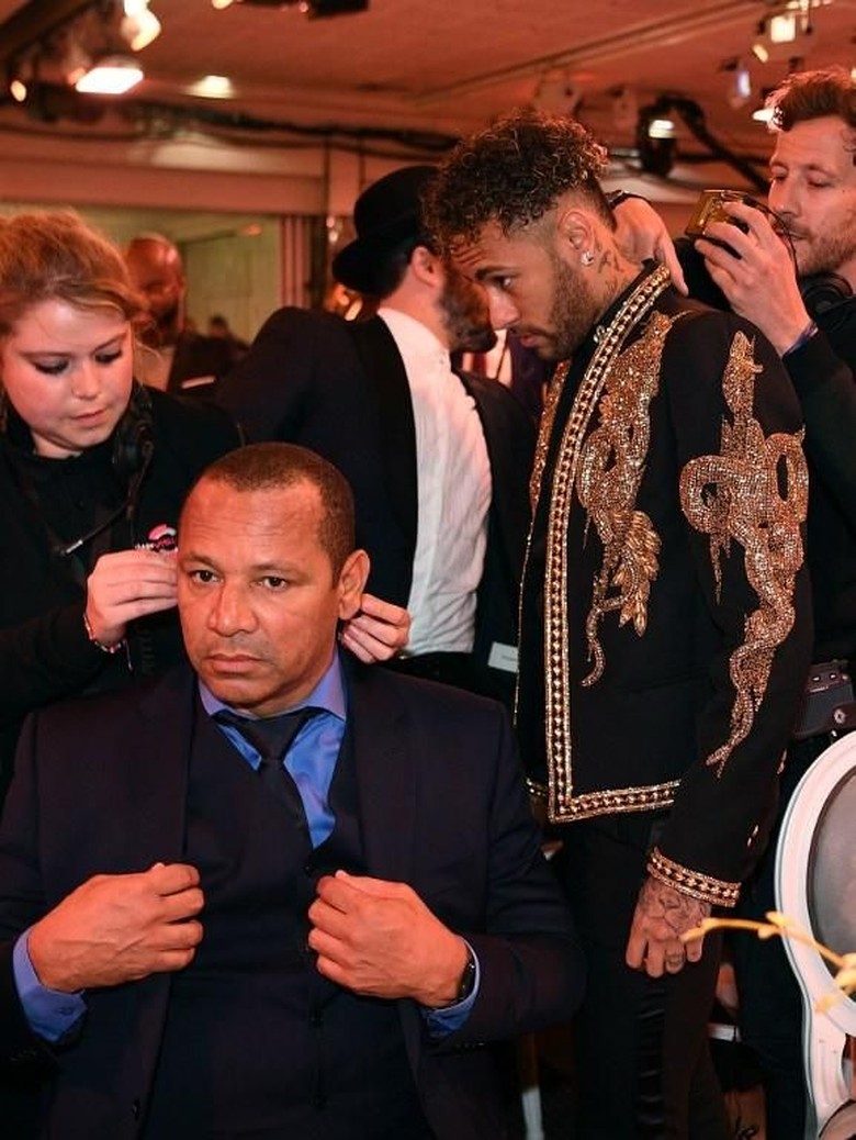 Foto Ronaldo Serahkan Trofi Pemain Terbaik Liga Prancis Untuk Neymar