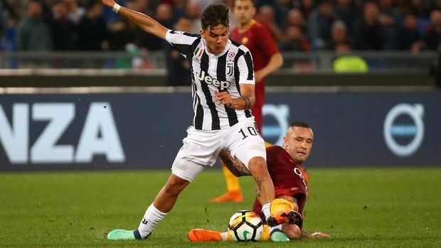 Radja Nainggolan mendapat kartu kuning kedua karena menekal Paulo Dybala.