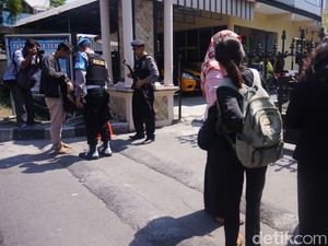 Pengamanan Ekstra di Kantor Polisi hingga Area Perbelanjaan di Solo