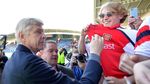 Pesawat, Kaus Khusus, dan Lambaian Tangan di Laga Perpisahan Wenger