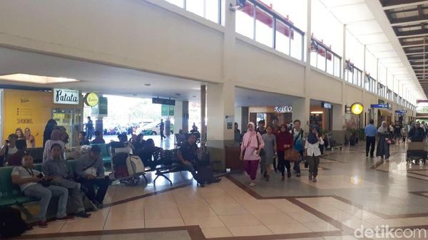 Foto: Pasca Bom, Situasi Terkini Bandara Juanda Tetap Normal