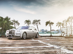 Mobil Super Mewah Rolls-Royce Phantom Meluncur di Jakarta