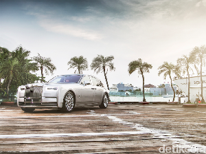 Mobil Super Mewah Rolls-Royce Phantom Meluncur di Jakarta Mobil Super Mewah Rolls-Royce Phantom Meluncur di Jakarta