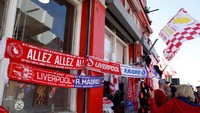 Para pedagang souvenir memanfaatkan laga kandan terakhir Liverpool untuk meraup untung. Salah satu scarf untuk final Liga Champions bahkan sudah dijual. (Carl Recine/Reuters)