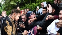 Neymar di antaranya bersaing dengan Edinson Cavani dan Kylian Mbappe, dua rekan setimnya di Paris Saint-Germain, untuk memperebutkan penghargaan tersebut. Sebelum menuju ruangan, Neymar melayani permintaan fans dulu. (Foto: FRANCK FIFE/AFP)