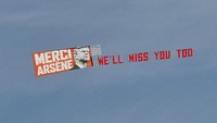 Dalam kariernya sebagai manajer The Gunners sejak 1996, Wenger sudah mengantar klub itu ke tiga titel Premier League, tujuh gelar Piala FA, dan tujuh trofi Community Shield. Sosoknya akan dirindukan Gooners yang juga mengucap salam perpisahan lewat pesawat terbang saat pertandingan. (Foto: Peter Powell/Reuters)
