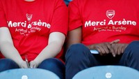 Karier Wenger di Arsenal tak senantiasa mulus dan kinerjanya beberapa tahun belakangan malah banyak dikritik. Tapi pada momen ini semua kompak mengucap salam perpisahan kepadanya. (Foto: Andrew Boyers/Action Images via Reuters)