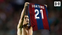 Ronaldo mengangkat jersey milik Emmanuel Boateng. Striker asal Nigeria itu menjadi mimpi buruk Barcelona setelah mencetak hat-trick (ist.)