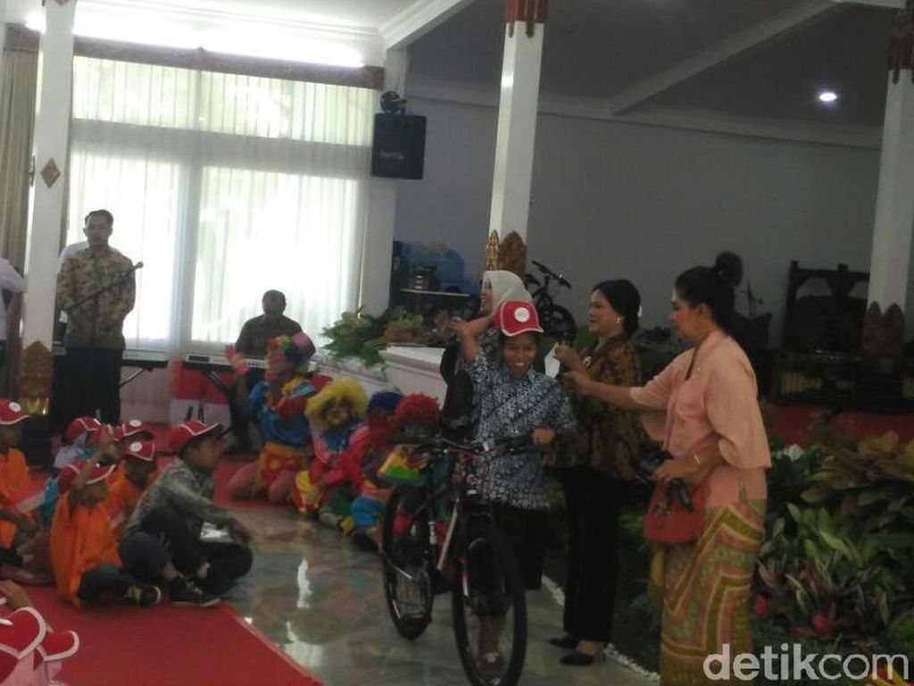 Saat Iriana Jokowi Bagi-bagi Hadiah untuk Ratusan Anak di Yogya Saat Iriana Jokowi Bagi-bagi Hadiah untuk Ratusan Anak di Yogya