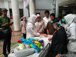 Kondisi Tubuh Stabil, Bayi Kembar Siam Kaki Tiga Subang Pulang