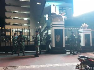 Polisi Ganti Tiket Kereta Orang yang Tabrak Gerbang Mabes TNI AD Polisi Ganti Tiket Kereta Orang yang Tabrak Gerbang Mabes TNI AD