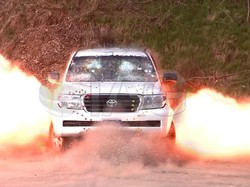 Meski Diledakkan Bom, Naik Mobil Ini Dijamin Aman