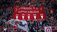 Banner trofi Liga Champions selalu muncul di setiap pertandingan kandang Liverpool di tribune The Kop. (Carl Recine/Reuters)