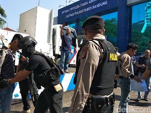 Cegah Teror Bom, Polisi Siaga Kawal Objek Vital di Bandung