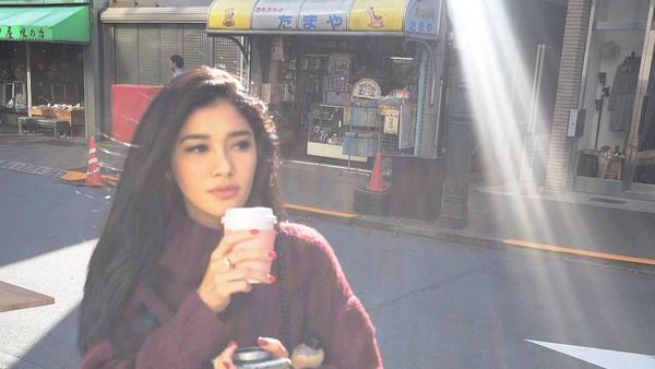 Begini Gaya Keren Naysilla Mirdad Saat Jalan-jalan ke Jepang Sambil Kulineran