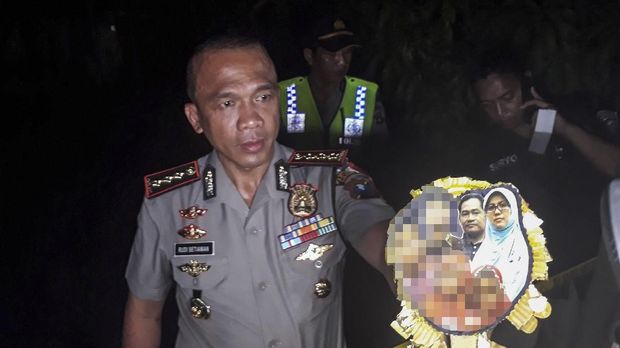 Kapolrestabes Surabaya Kombes Pol Rudi Setiawan menunjukkan foto keluarga Dita Upriyanto yang disebut sebagai pelaku bom Surabaya, Minggu (13/5).