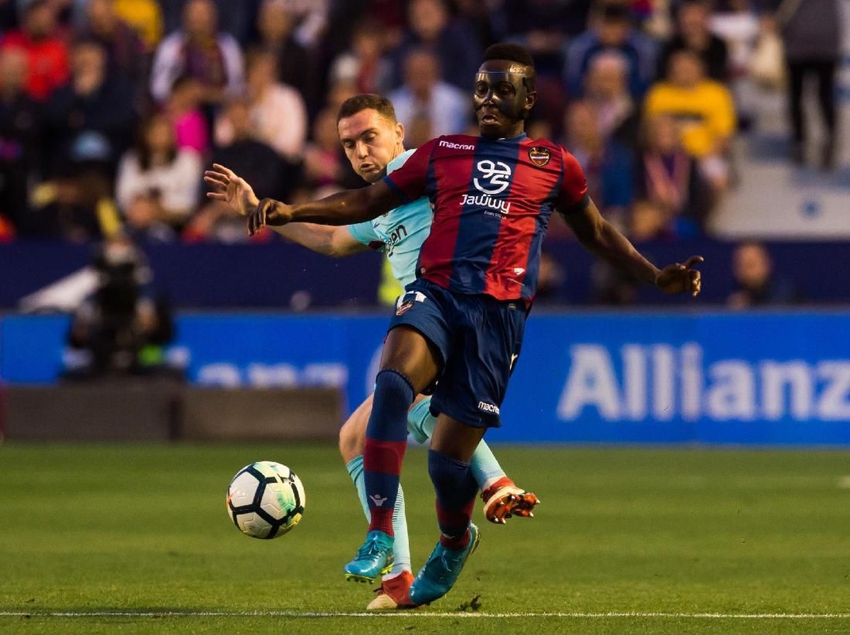 Emmanuel Boateng bikin hat-trick yang mematahkan hati Barcelona dan seluruh fansnya (Alex Caparros/Getty Images)