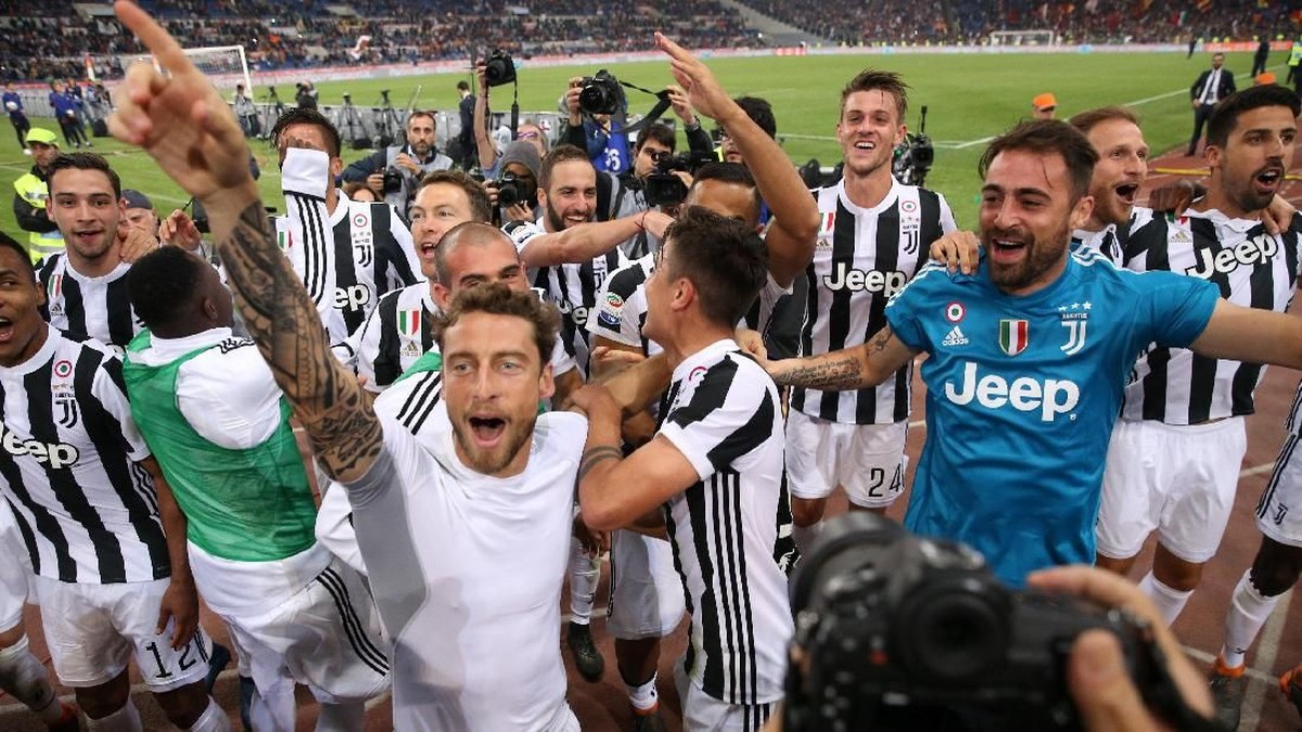 Pemain Juventus merayakan keberhasilannya meraih scudetto ketujuh usai menahan imbang AS Roma. (Foto: Alessandro Bianchi/ REUTERS)