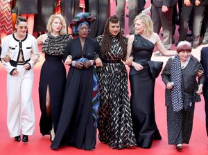 Seperti Ini Jadinya Kalau Aktris Dunia Ikut Demonstrasi, Pakai Gaun Cantik