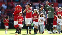 Carrick memimpin lap of honor pasukan Setan Merah. Carrick memperkuat MU selama 12 musim, setelah direkrut dari Tottenham Hotspur pada 2006. (Foto: Matthew Lewis/Getty Images)