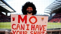 Mo, bisakah aku mendapat jerseymu? Begitulah pinta seorang suporter yang berdandan layaknya Mohamed Salah. (Carl Recine/Reuters)
