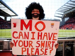 Mo, bisakah aku mendapat jerseymu? Begitulah pinta seorang suporter yang berdandan layaknya Mohamed Salah. (Carl Recine/Reuters)