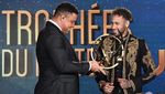 Foto: Ronaldo Serahkan Trofi Pemain Terbaik Liga Prancis untuk Neymar