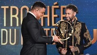Saat namanya disebut sebagai yang terbaik, Neymar pun naik panggung. Ia menerima trofi Pemain Terbaik dari tangan Ronaldo. (Foto: FRANCK FIFE/AFP)