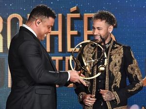 Foto: Ronaldo Serahkan Trofi Pemain Terbaik Liga Prancis untuk Neymar