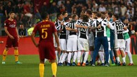Unggul jumlah pemain sejak menit ke-68 usai Radja Nainggolan dikartu merah, Juventus gagal memaksimalkannya dan harus puas berimbang 0-0. Tapi itu sudah cukup untuk mengantarkan mereka mengunci gelar juara. (Foto: Alessandro Bianchi/ REUTERS)