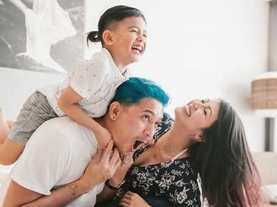 Momen Bahagia Keluarga Sharena Gunawan dan Ryan Delon