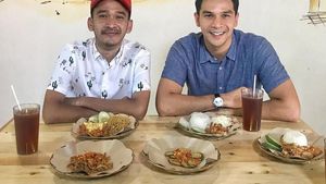 8 Foto Ini Buktikan Kompaknya Momen Makan Jonathan Frizzy dan Keluarga