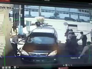 Bom di Polrestabes Surabaya Meledak di Pos Pemeriksaan Bom di Polrestabes Surabaya Meledak di Pos Pemeriksaan