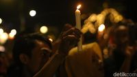 Foto: Aksi Warga Surabaya Nyalakan Lilin Bersatu Lawan Teroris